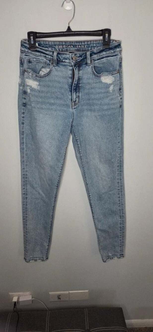 American Eagle the mom jean size 6 light was destressed stretchy